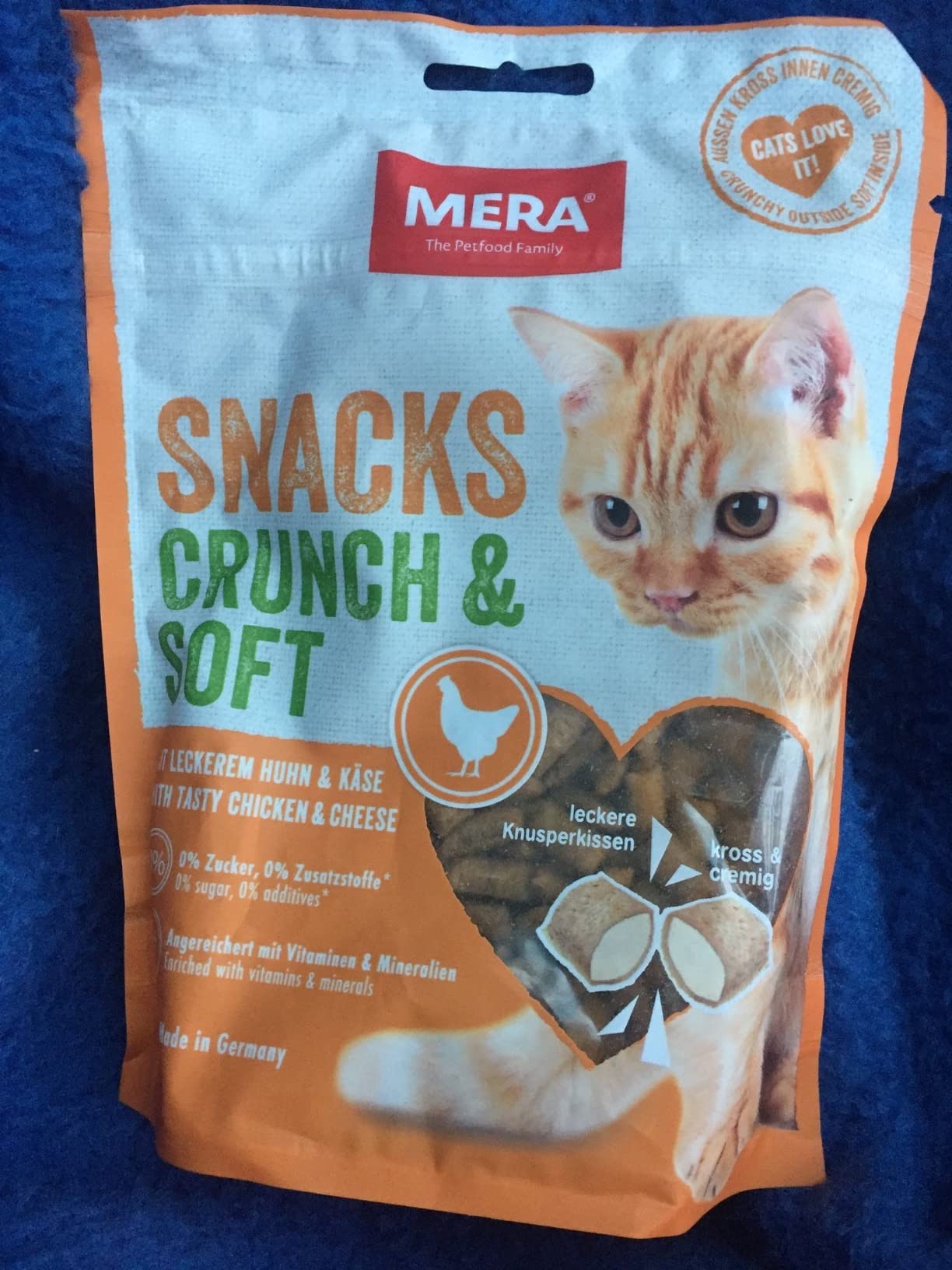 Katze fährt voll drauf ab