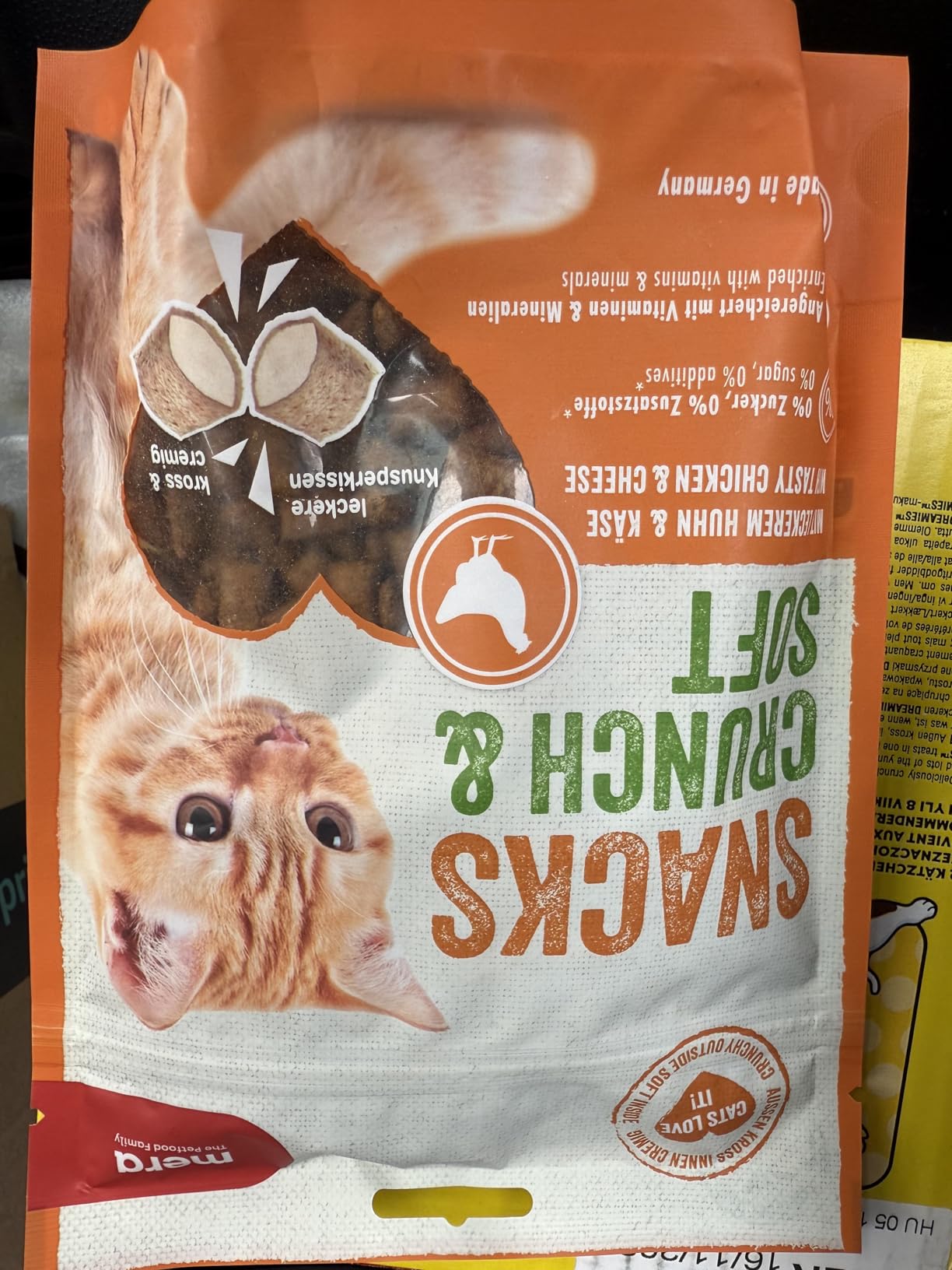 Endlich Leckerlis die Oma-Katze frisst